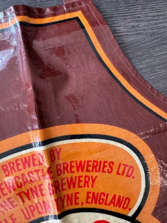 VINTAGE 80S MADE IN ENGLAND NEW CASTLE BROWN ALE APRON SARI FABRICS PREOWNED - Picture 7 of 16